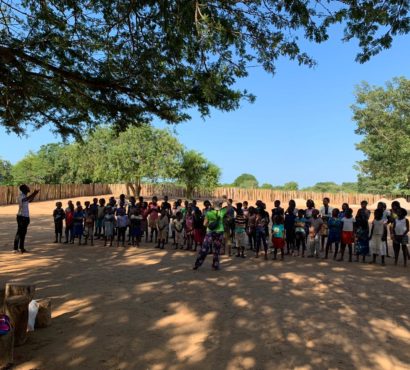 Voluntarios de MSA en la Escuela «Mamã Querubina», Mapinhame (provincia de Inhambane-Mozambique)
